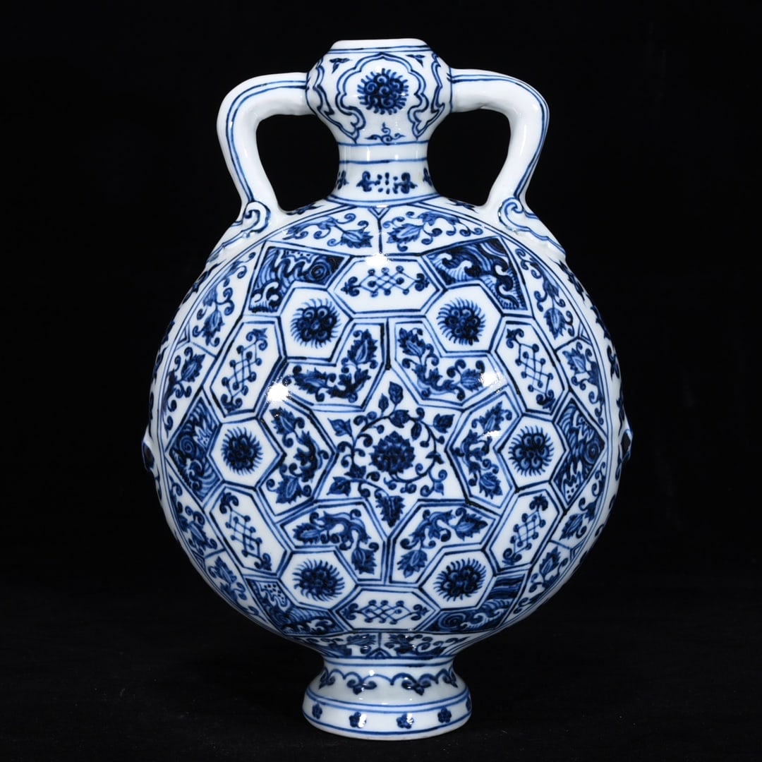 An Exquisite Blue and White Flower Pattern Double-Ears Vase: An Exquisite Blue and White Flower Pattern Double-Ears Vase Ming Dynasty, China Size:28cmx20.5cm (The Dimensions Of All Batches Are Manually Measured.If You Need More Detailed Information, Please