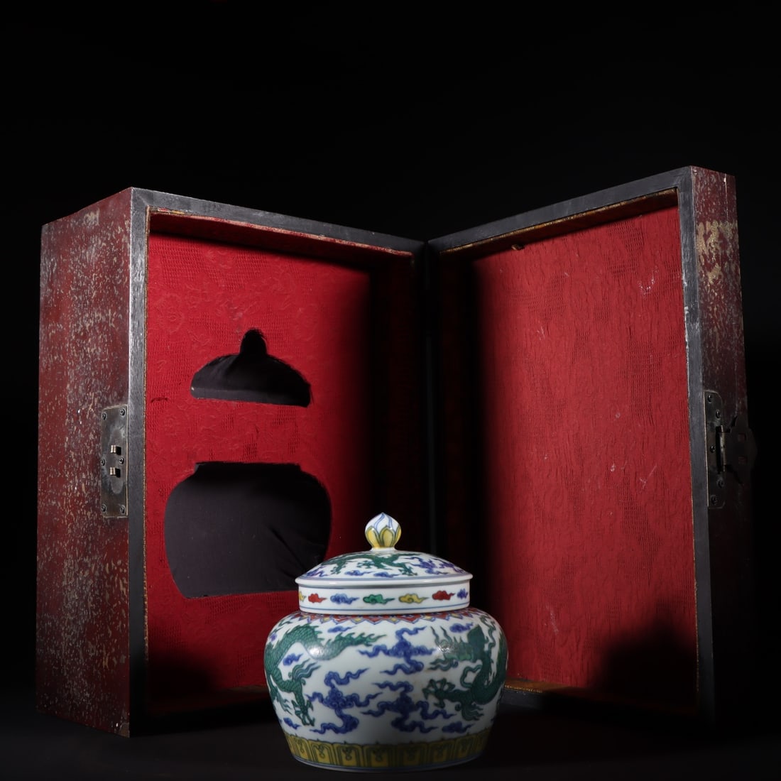 An Exquisite Doucai Auspicious Cloud Pattern Dragon Pattern Jar: An Exquisite Doucai Auspicious Cloud Pattern Dragon Pattern Jar Ming Dynasty, China Chenghua Six-character Mark Size:15cmx15.5cm (The Dimensions Of All Batches Are Manually Measured.If You Need