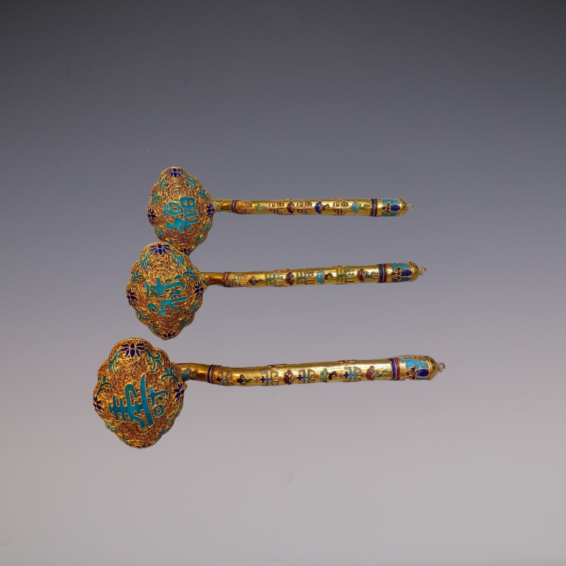 A Set of Fine Gilt Bronze Bats and Peach Pattern Ruyi: A Set of Fine Gilt Bronze Bats and Peach Pattern Ruyi Qing Dynasty, China Size:28cmx9cmx7cm Weight:549g (The Dimensions Of All Batches Are Manually Measured.If You Need More Detailed Information,