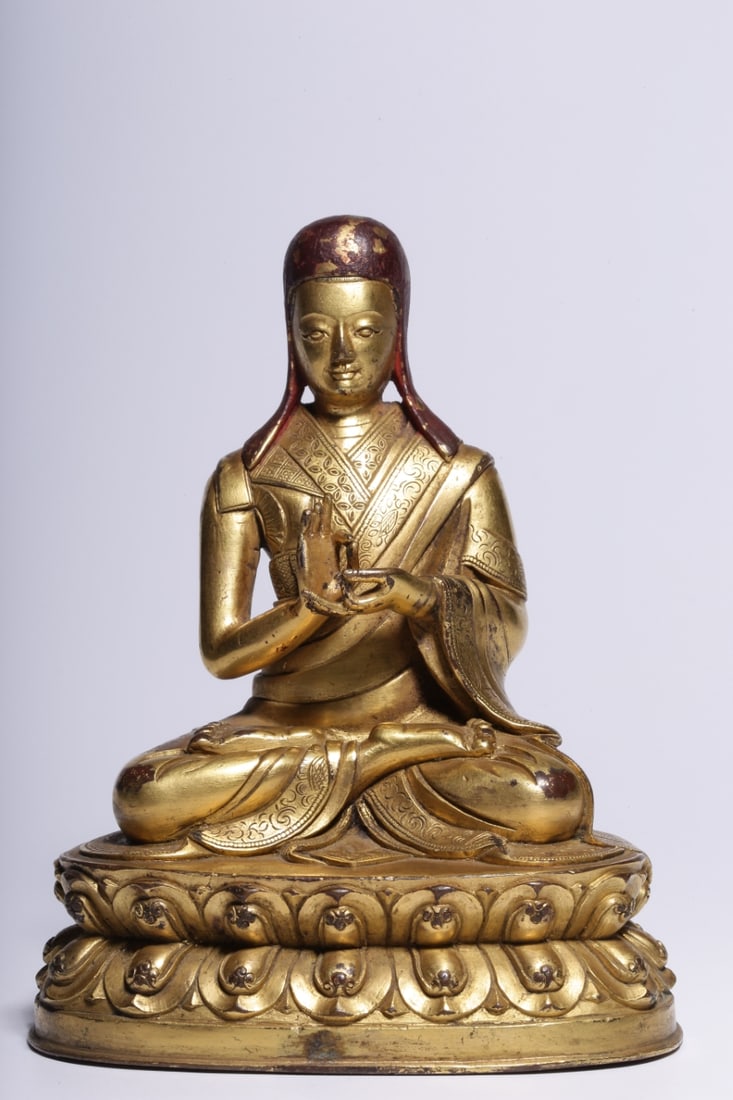 An Exquisite Gilt Bronze Statue of Guru: An Exquisite Gilt Bronze Statue of Guru Qing Dynasty, China Size:12.5cmx10cmx7.7cm Weight:695 (The Dimensions Of All Batches Are Manually Measured.If You Need More Detailed Information, Please