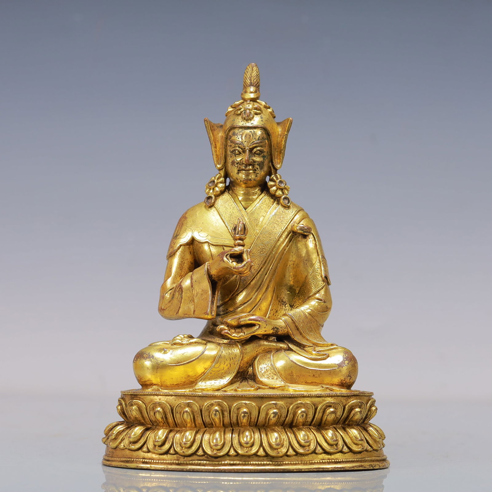 A Exquisite Gilt Bronze Buddha statue: A Exquisite Gilt Bronze Buddha statue Ming Dynasty, China Size:13.5cmx10.5cmx21cm Weight:1800g (The Dimensions Of All Batches Are Manually Measured.If You Need More Detailed Information, Please