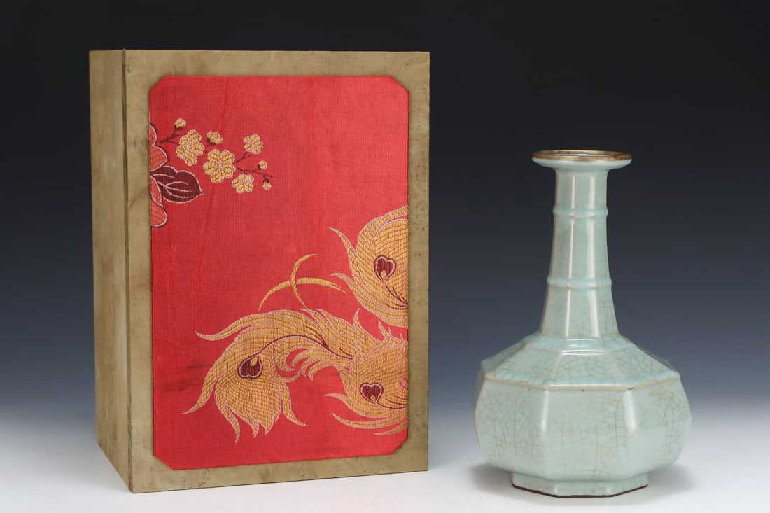 An Exquisite Guan yao Vase - 2