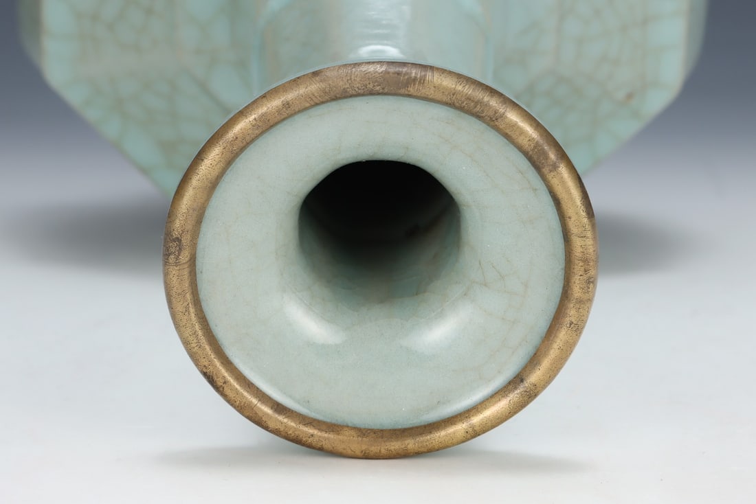 An Exquisite Guan yao Vase - 7