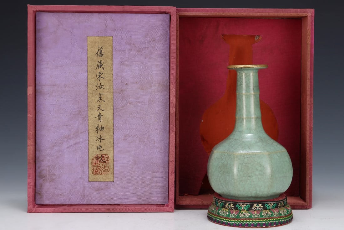 An Exquisite Ru yao Vase: An Exquisite Ru yao Vase Song Dynasty, China Size:15.3cmx9.5cm (The Dimensions Of All Batches Are Manually Measured.If You Need More Detailed Information, Please Contact Our Customer Service Before