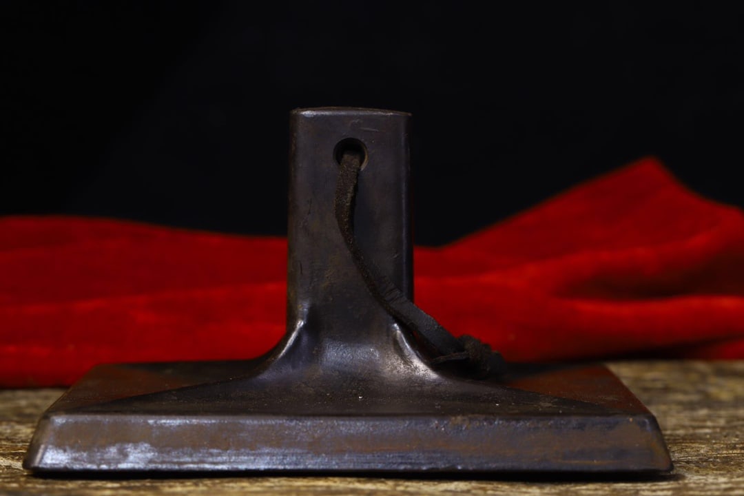 An Exquisite Bronze Buddha Statue Pattern Ornament: An Exquisite Bronze Buddha Statue Pattern Ornament Qing Dynasty, China Size:14.5cmx11.8cm Weight:1370g (The Dimensions Of All Batches Are Manually Measured.If You Need More Detailed Information,