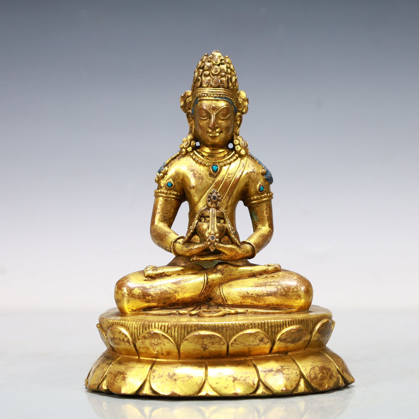 A Exquisite Gilt Bronze Buddha statue: A Exquisite Gilt Bronze Buddha statue Ming Dynasty, China Size:12cmx11cmx15.5cm Weight:1200g (The Dimensions Of All Batches Are Manually Measured.If You Need More Detailed Information, Please