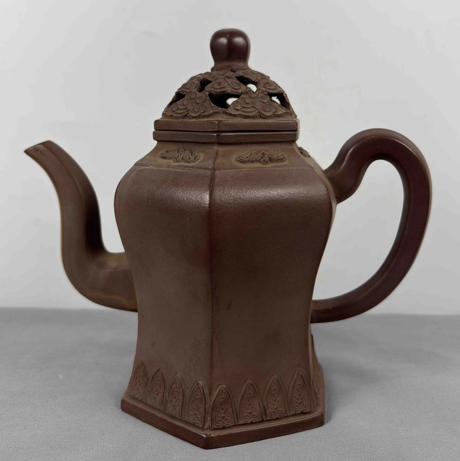An Exquisite Purple Sands Teapot: An Exquisite Purple Sands Teapot Qian hong wen Size:17.5cmx15cm (The Dimensions Of All Batches Are Manually Measured.If You Need More Detailed Information, Please Contact Our Customer Service Before B