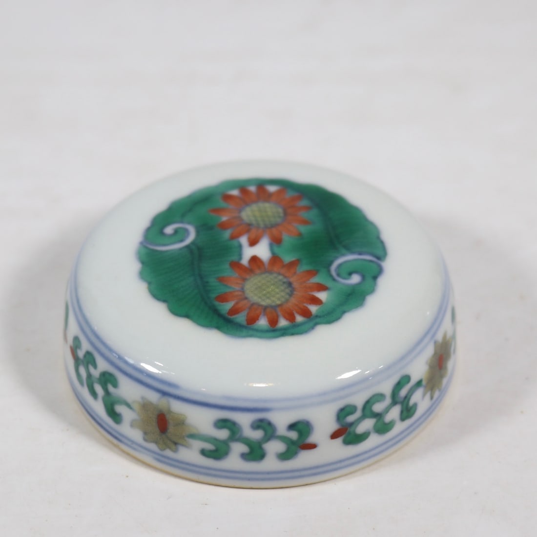 An Exquisite Doucai Lotus Pattern Tea Caddy - 7