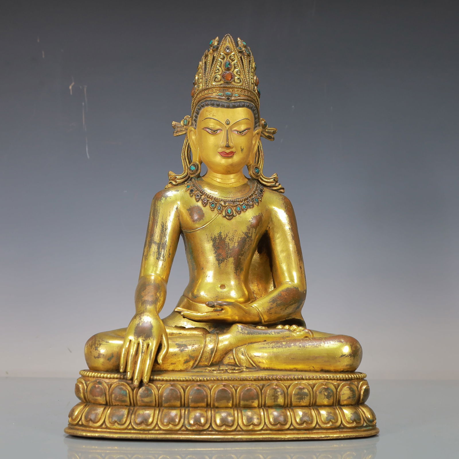 A Exquisite Gilt Bronze Inlaid Gems Buddha statue: A Exquisite Gilt Bronze Inlaid Gems Buddha statue Ming Dynasty, China Size:27.5cmx18cmx38cm Weight:7500g (The Dimensions Of All Batches Are Manually Measured.If You Need More Detailed Information,