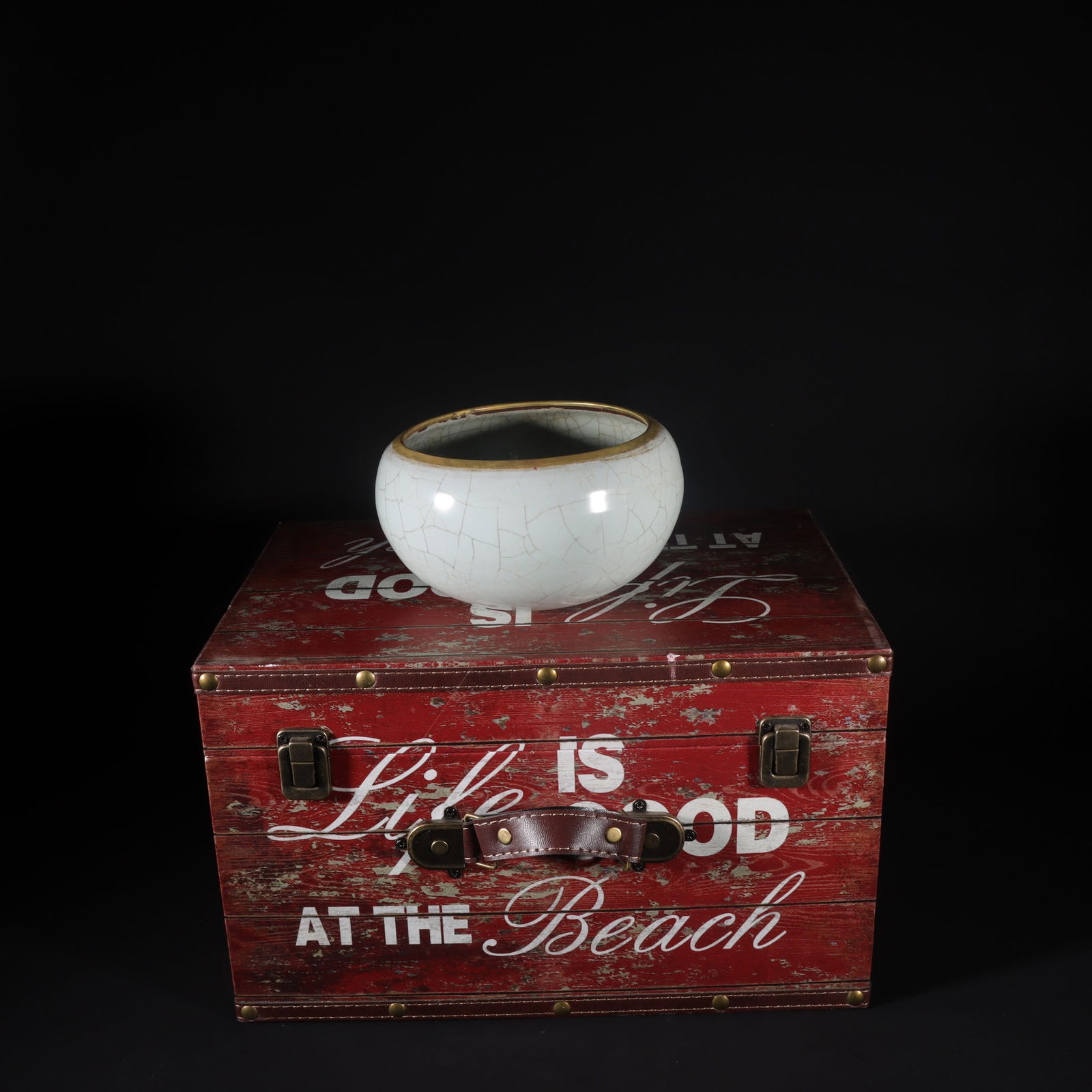 An Exquisite Guan yao Painted Gold Brush Washer: An Exquisite Guan yao Painted Gold Brush Washer Song Dynasty, China Size:9.5cmx17cm (The Dimensions Of All Batches Are Manually Measured.If You Need More Detailed Information, Please Contact Our