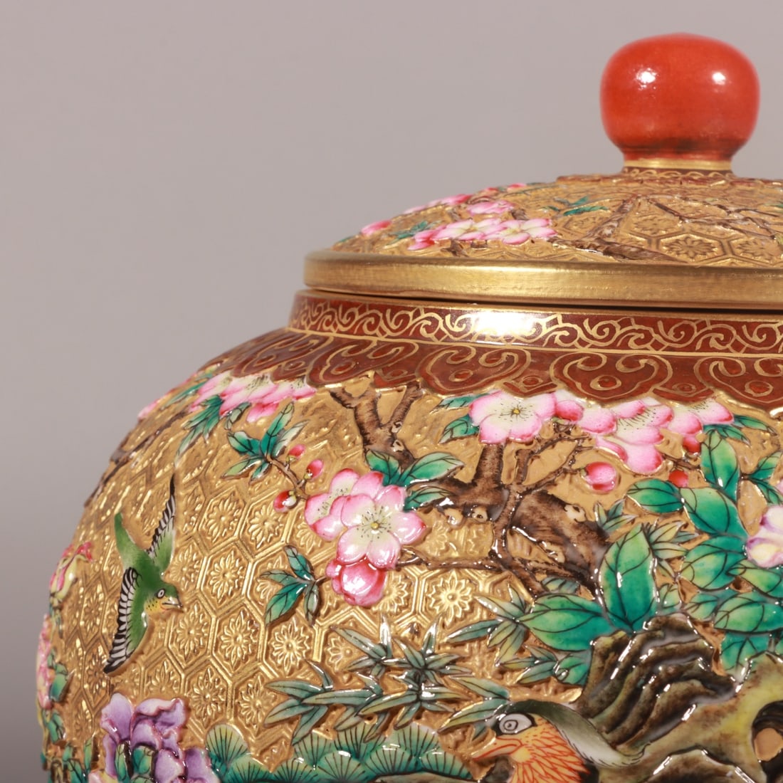 An Exquisite Enamel Flower and Bird Pattern Tea Caddy - 2