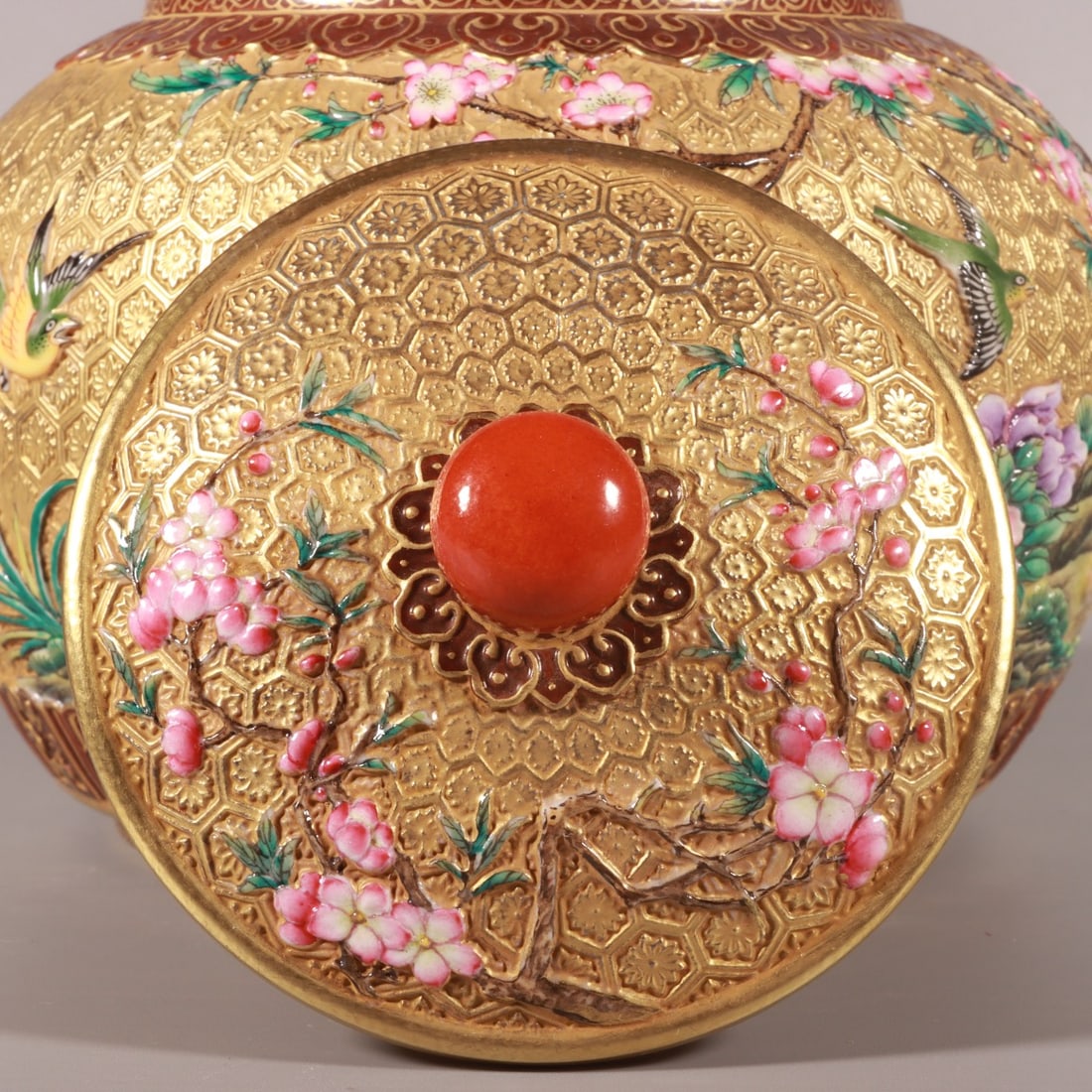 An Exquisite Enamel Flower and Bird Pattern Tea Caddy - 7