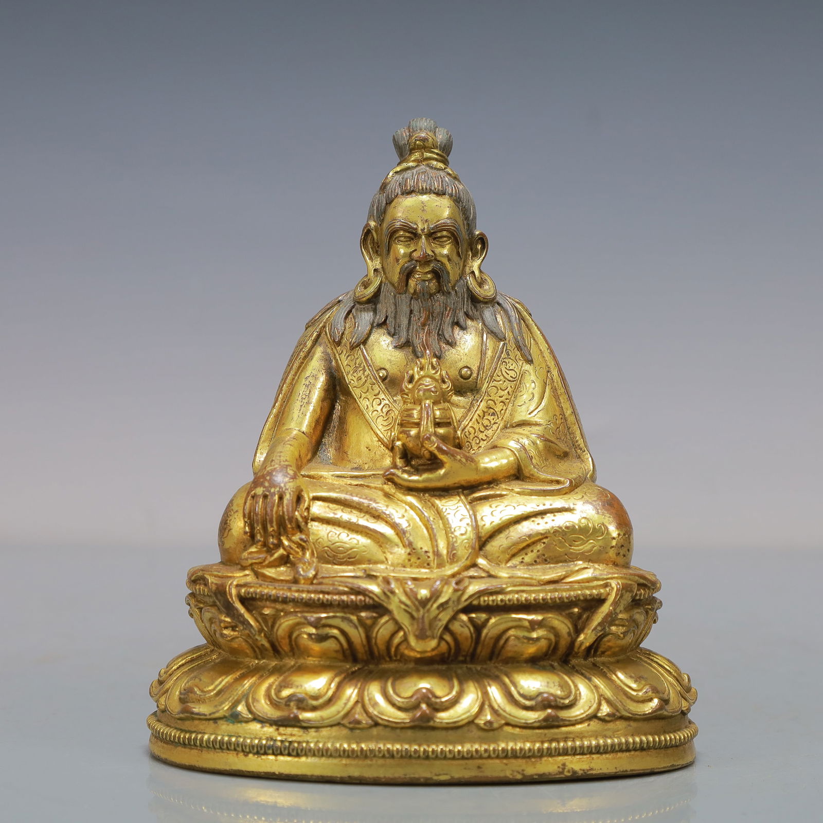A Exquisite Gilt Bronze Statue of Guru: A Exquisite Gilt Bronze Statue of Guru Ming Dynasty, China Size:13cmx9.5cmx15cm Weight:1300g (The Dimensions Of All Batches Are Manually Measured.If You Need More Detailed Information, Please