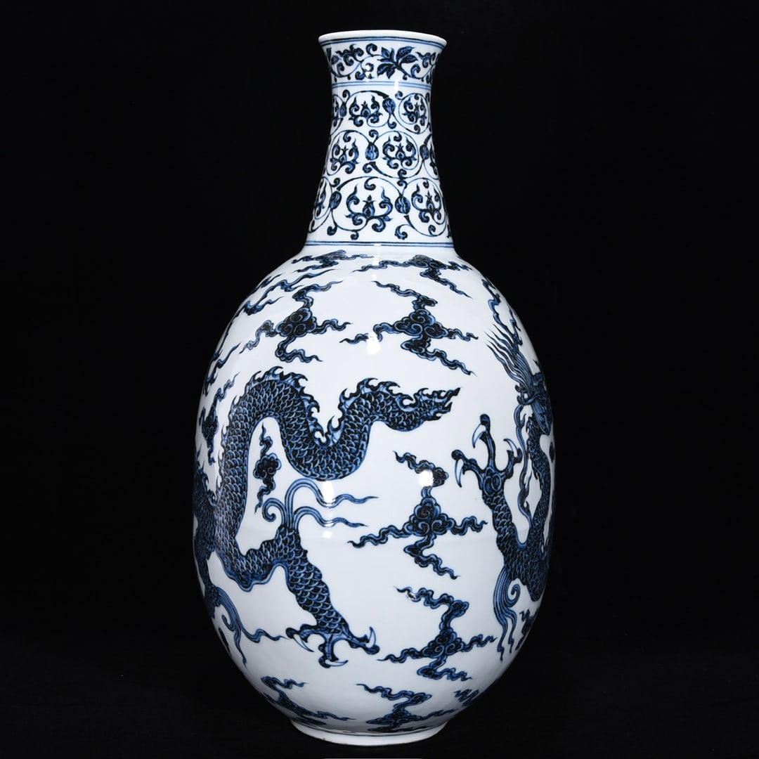 An Exquisite Blue and White Dragon Pattern Lotus Pattern Vase - 2