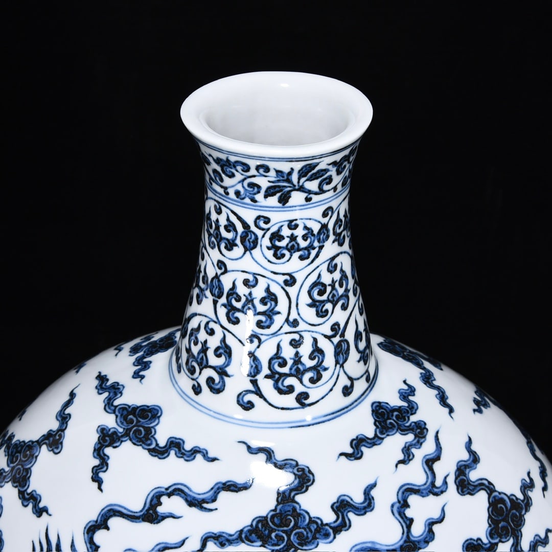 An Exquisite Blue and White Dragon Pattern Lotus Pattern Vase - 4