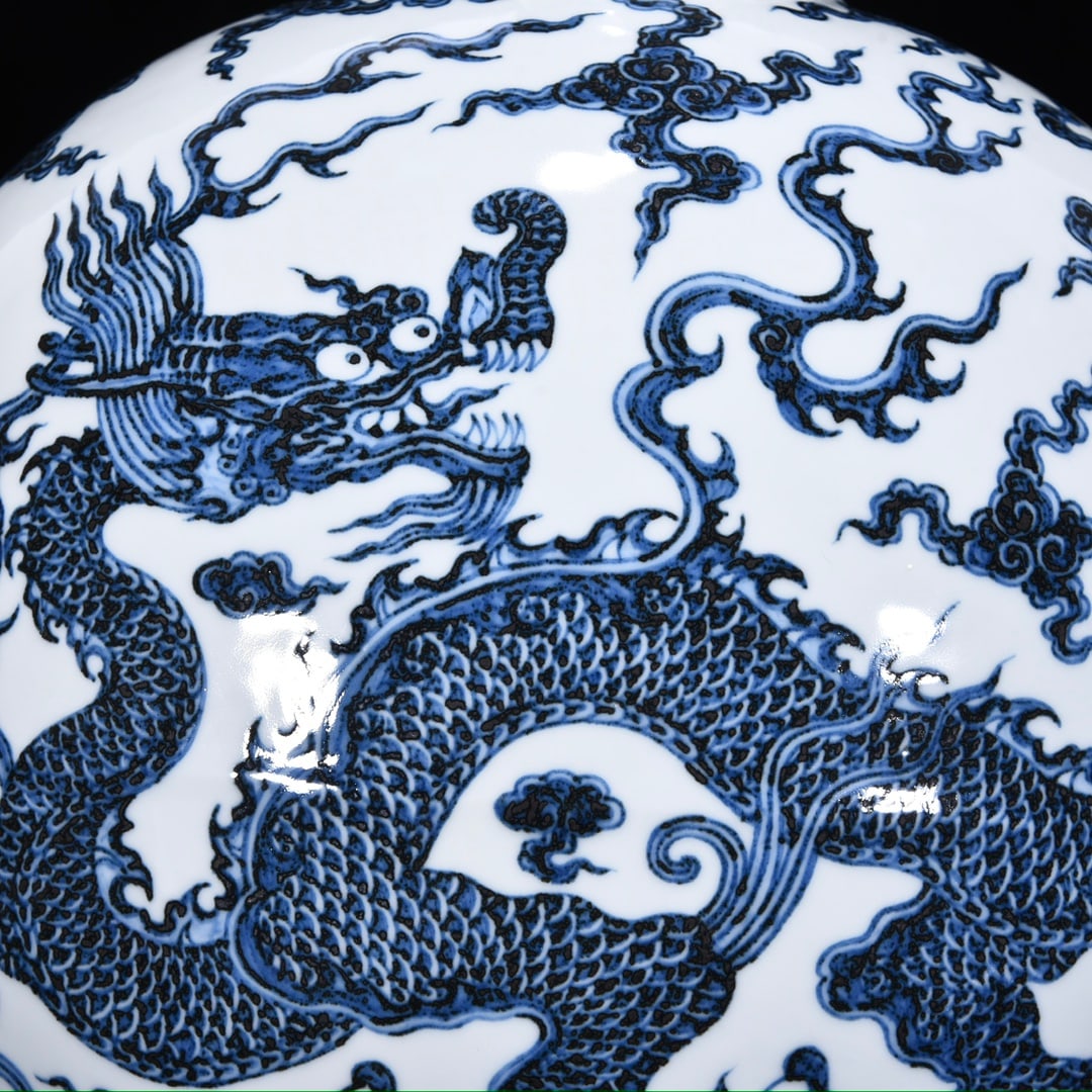 An Exquisite Blue and White Dragon Pattern Lotus Pattern Vase - 6