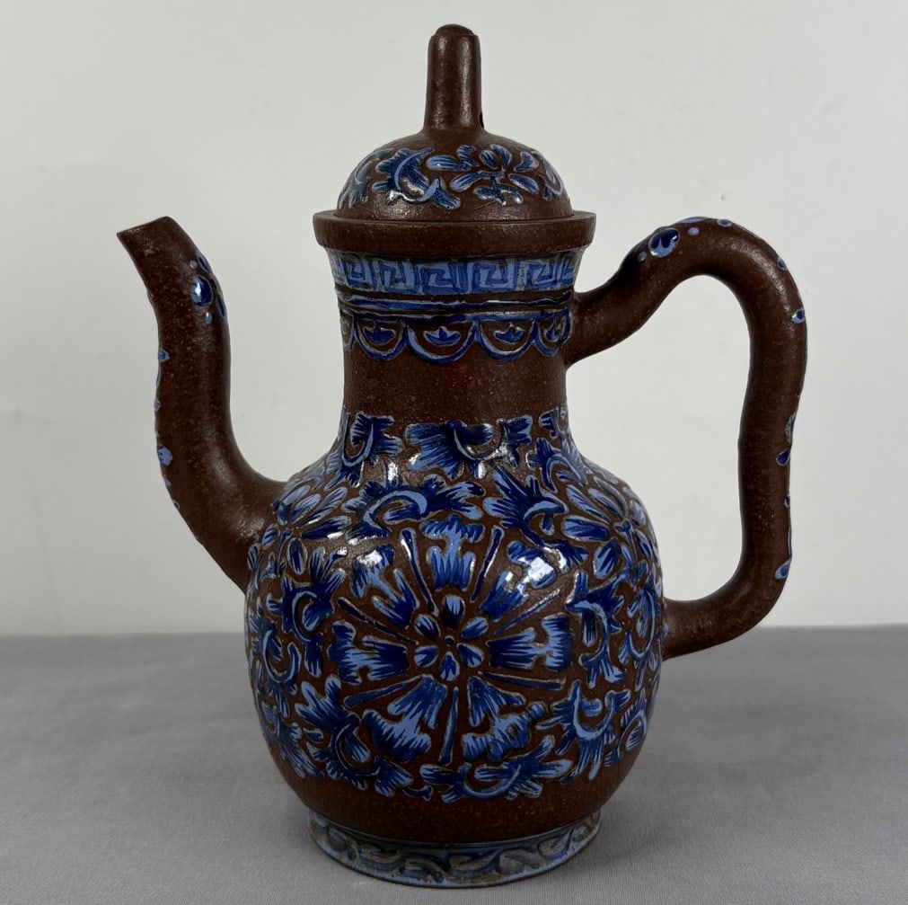 An Exquisite Purple Sands Flower Pattern Teapot: An Exquisite Purple Sands Flower Pattern Teapot Qing Dynasty, China Size:14cmx11.5cm (The Dimensions Of All Batches Are Manually Measured.If You Need More Detailed Information, Please Contact Our