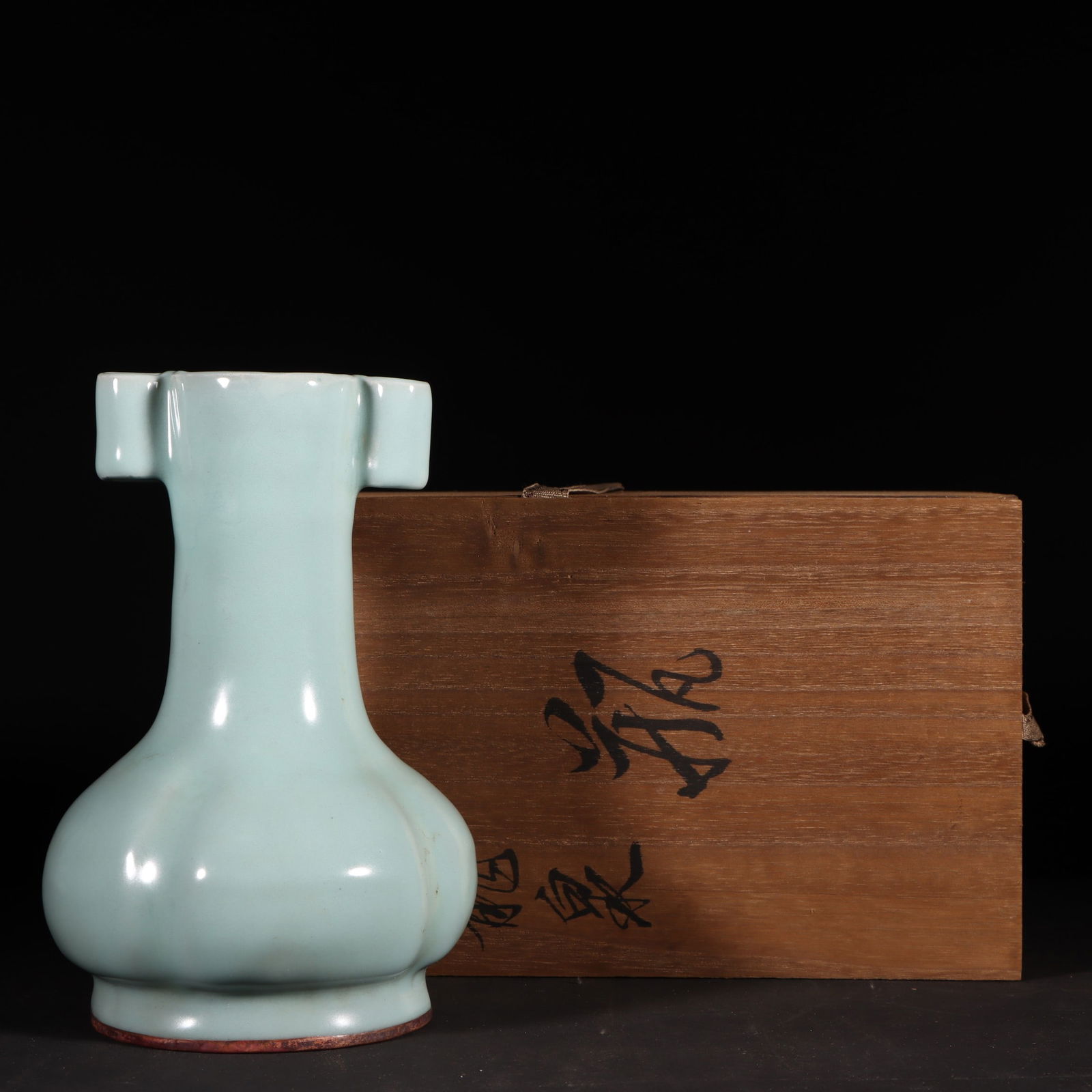 An Exquisite Guan yao Celadon Glazed Double-Ears Vase: An Exquisite Guan yao Celadon Glazed Double-Ears Vase Song Dynasty, China Size:18.4cmx12.5cm (The Dimensions Of All Batches Are Manually Measured.If You Need More Detailed Information, Please