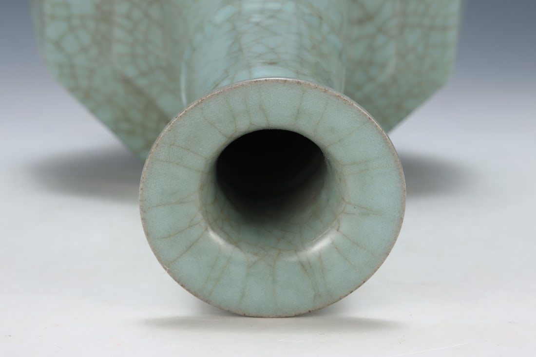 An Exquisite Guan yao Vase - 7
