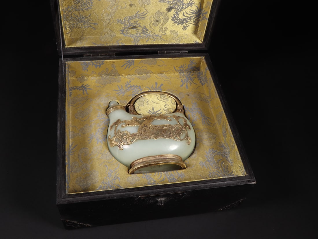 An Exquisite White Jade Painted Gold Deer Pattern Ewer: An Exquisite White Jade Painted Gold Deer Pattern Ewer Qing Dynasty, China Qianlong Four-character Mark Size:10.9cmx5.7cmx12.4cm Weight:395g (The Dimensions Of All Batches Are Manually Measured.If