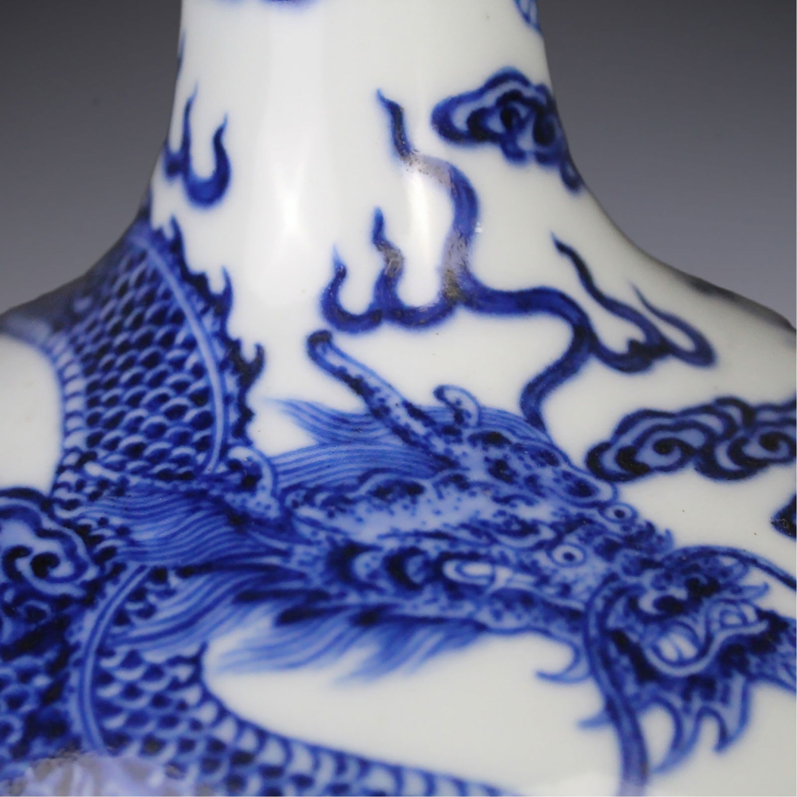 An Exquisite Blue and White Seawater Pattern Dragon Pattern Vase - 3