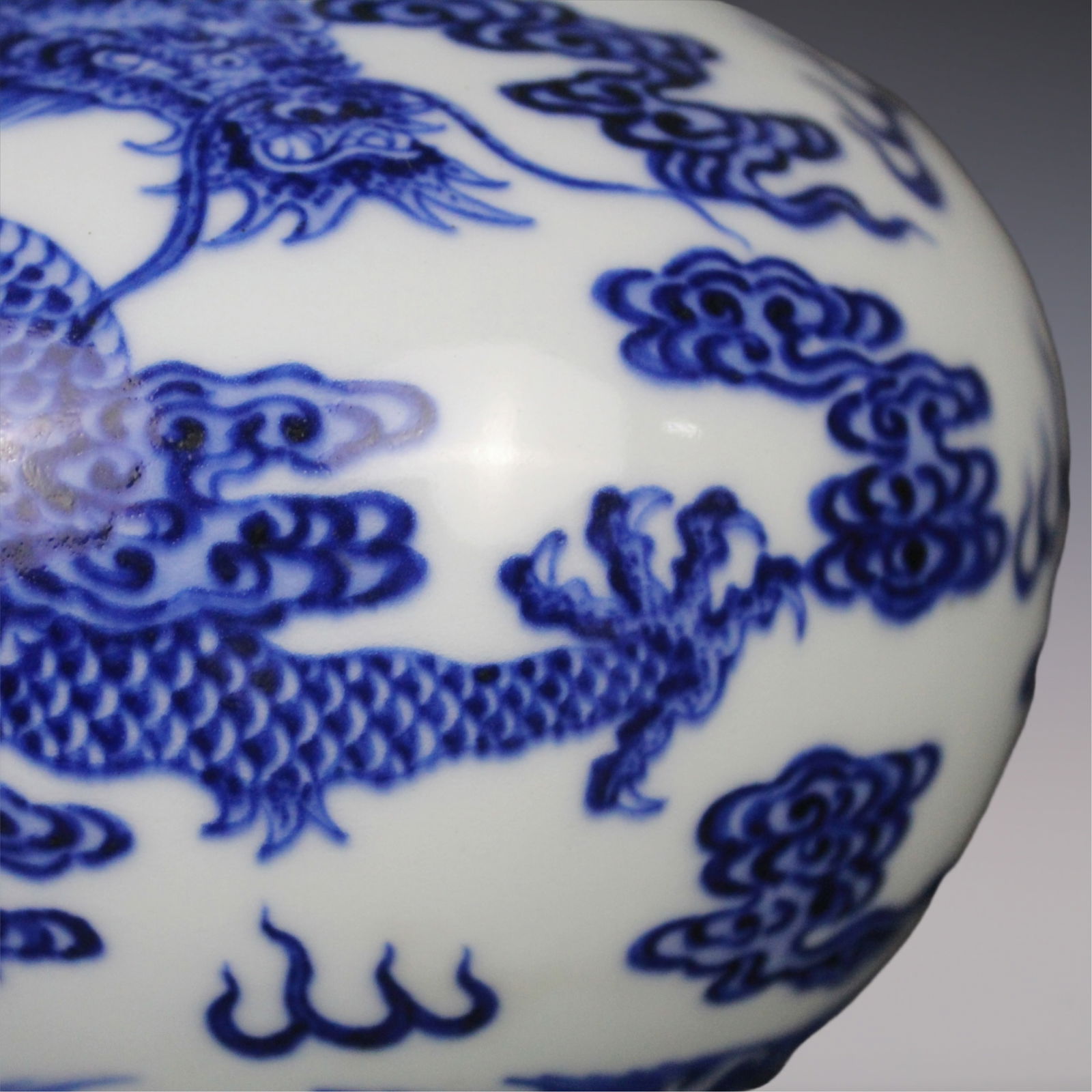 An Exquisite Blue and White Seawater Pattern Dragon Pattern Vase - 4