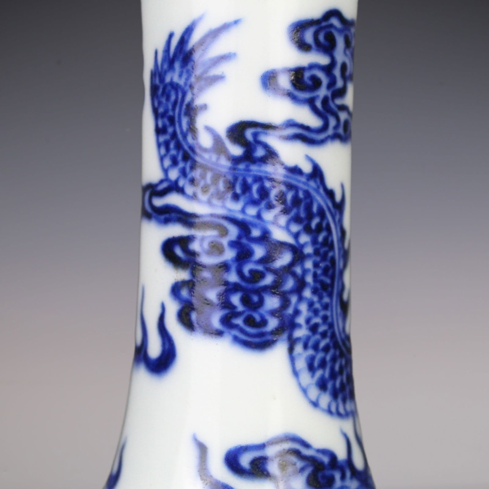 An Exquisite Blue and White Seawater Pattern Dragon Pattern Vase - 5