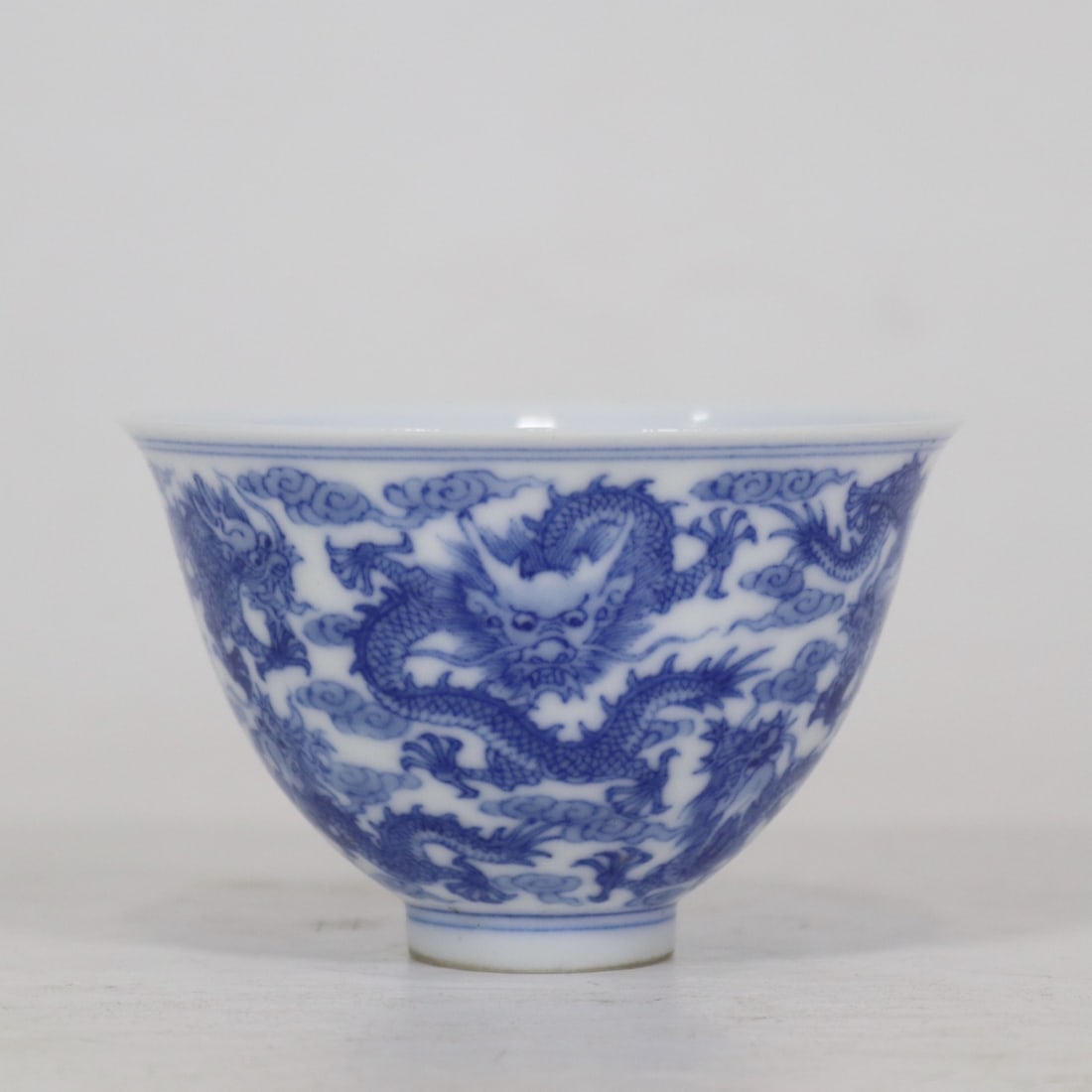 An Exquisite Blue and White Dragon Pattern Cup: An Exquisite Blue and White Dragon Pattern Cup Qing Dynasty, China Yongzheng Six-character Mark Size:5cmx8cm (The Dimensions Of All Batches Are Manually Measured.If You Need More Detailed Information,