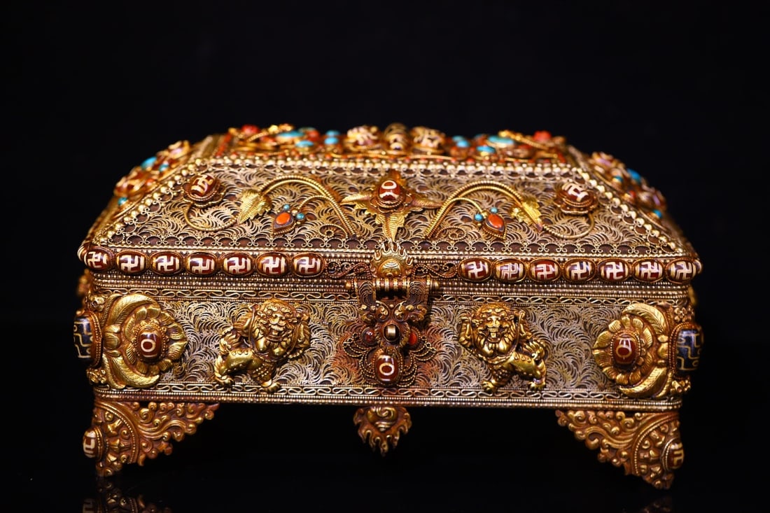 An Exquisite Silver Inlaid Gems Lion Pattern Box (1 of 9)