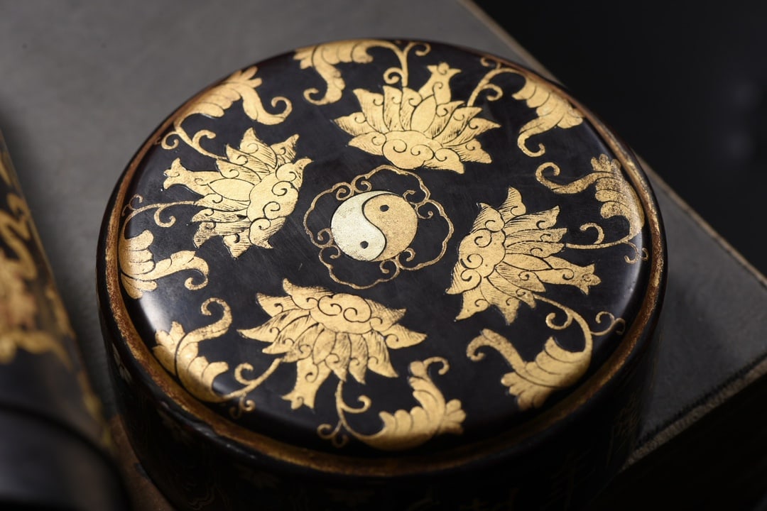 An Exquisite Black Lacquer Painted Gold Flower Pattern Eight Treasures Pattern Tea Caddy - 8