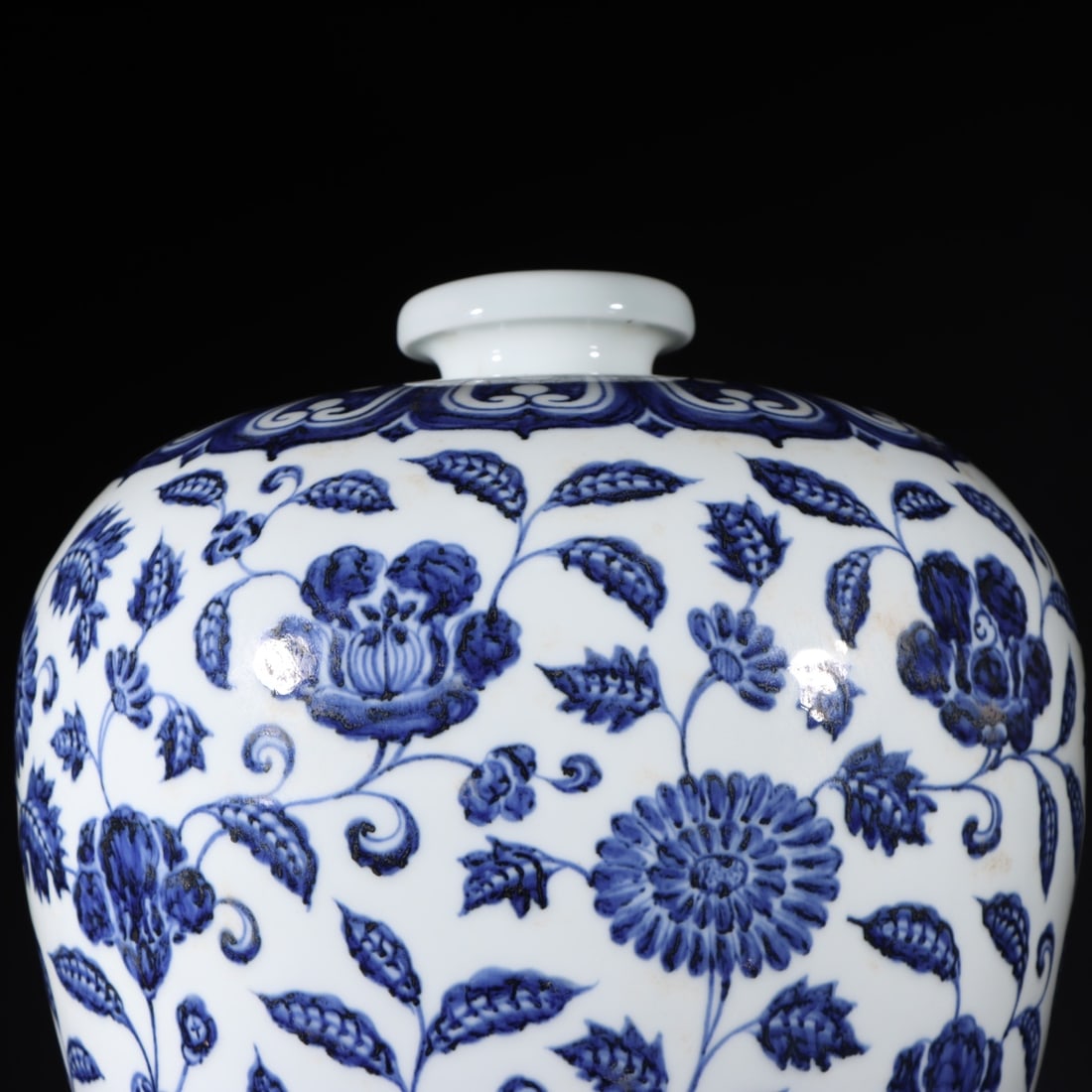 An Exquisite Blue and White Flower Pattern Vase - 2