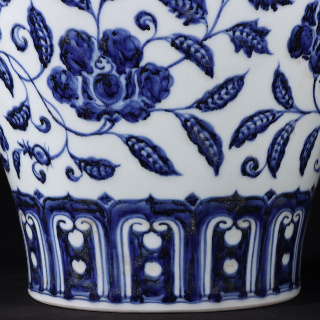 An Exquisite Blue and White Flower Pattern Vase - 3