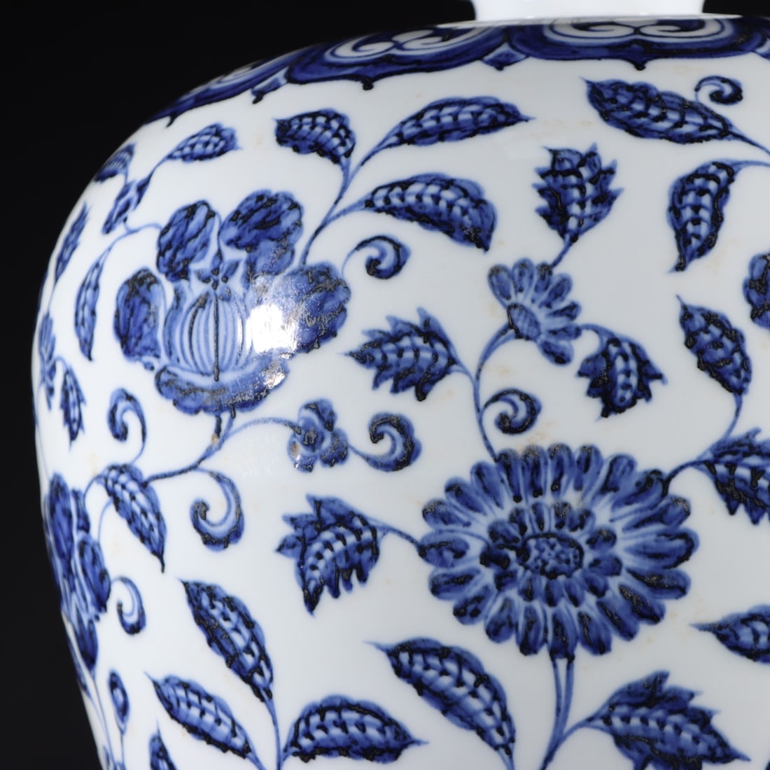 An Exquisite Blue and White Flower Pattern Vase - 5