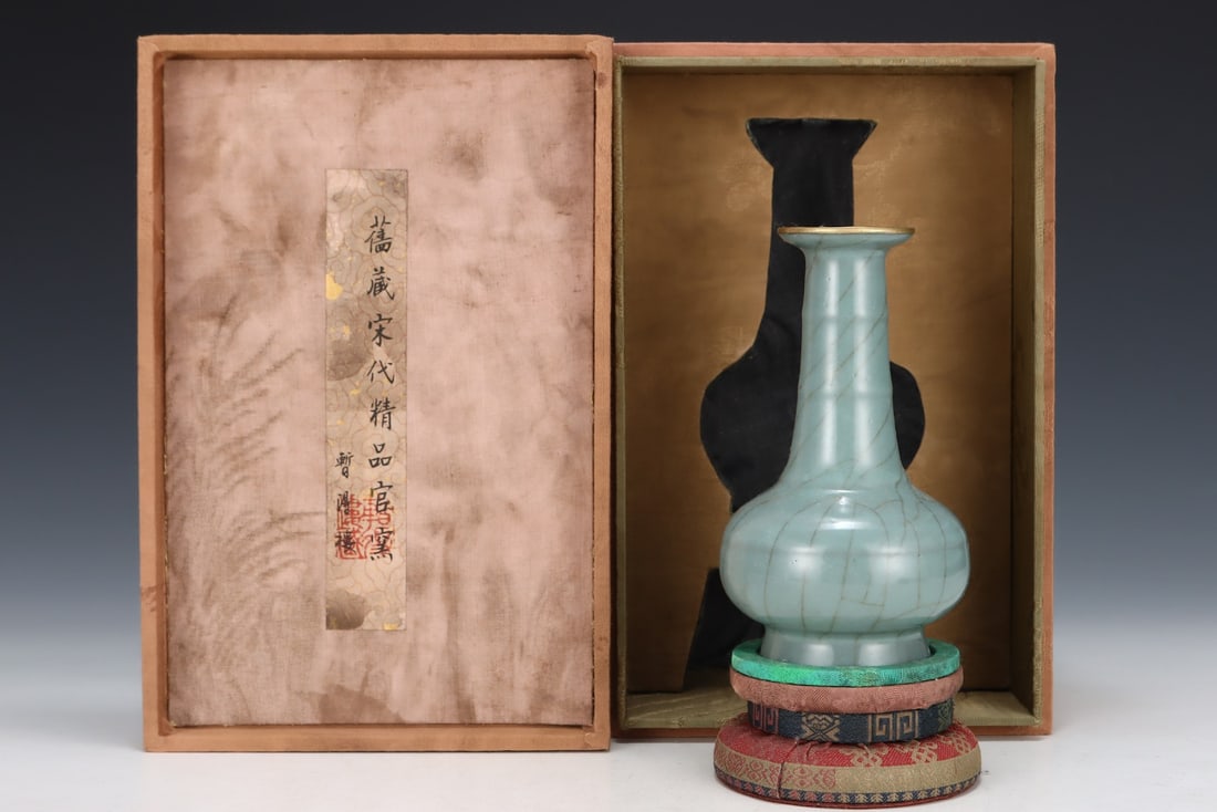 An Exquisite Guan yao Vase: An Exquisite Guan yao Vase Song Dynasty, China Size:15.5cmx8.7cm (The Dimensions Of All Batches Are Manually Measured.If You Need More Detailed Information, Please Contact Our Customer Service