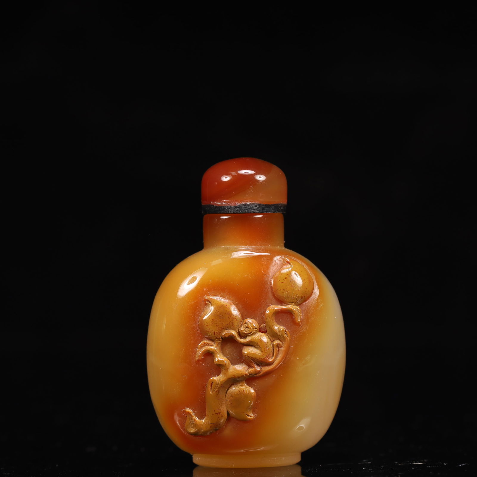 An Exquisite Agate Monkey Pattern Snuff Bottle: An Exquisite Agate Monkey Pattern Snuff Bottle Qing Dynasty, China Size:4.5cmx2.5cmx6.5cm Weight:52g (The Dimensions Of All Batches Are Manually Measured.If You Need More Detailed Information,