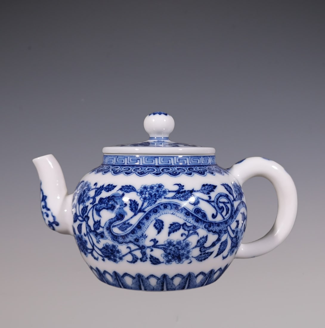 An Exquisite Blue and White Lotus Pattern Dragon Pattern Teapot: An Exquisite Blue and White Lotus Pattern Dragon Pattern Teapot Qing Dynasty, China Yongzheng Six-character Mark Size:10.3cmx16.5cm (The Dimensions Of All Batches Are Manually Measured.If You Need