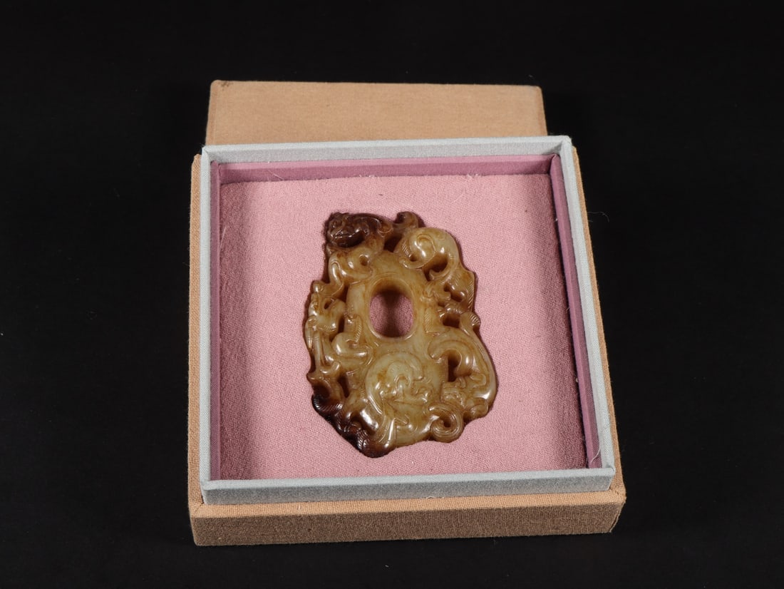 An Exquisite White Jade Chi-Dragon Pattern Ornament (1 of 9)