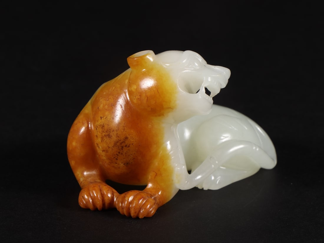 An Exquisite White Jade Tiger Ornament (1 of 9)