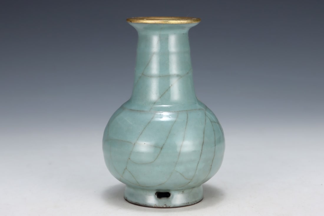 An Exquisite Guan yao Vase - 3