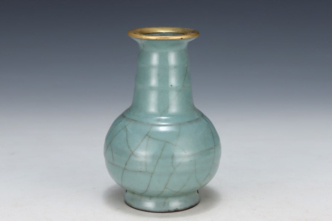 An Exquisite Guan yao Vase - 4