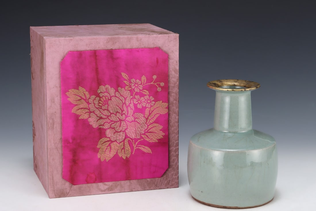 An Exquisite Guan yao Vase - 2