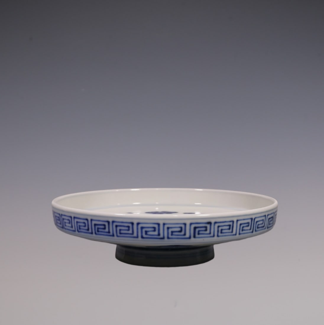An Exquisite Blue and White Bats and Peach Pattern Plate: An Exquisite Blue and White Bats and Peach Pattern Plate Qing Dynasty, China Yongzheng Six-character Mark Size:3.8cmx14.8cm (The Dimensions Of All Batches Are Manually Measured.If You Need More