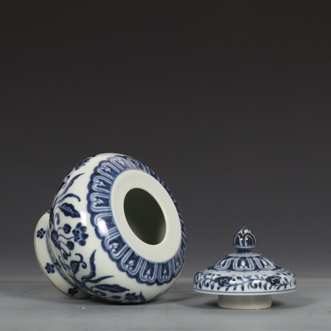 An Exquisite Blue and White Lotus Pattern Jar - 7