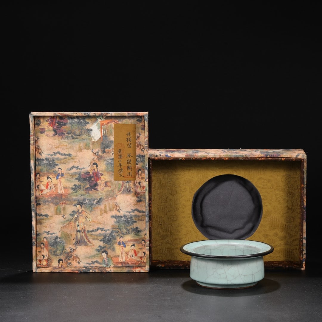 An Exquisite Guan yao Celadon Glazed Brush Washer: An Exquisite Guan yao Celadon Glazed Brush Washer Song Dynasty, China Size:7cmx18cm (The Dimensions Of All Batches Are Manually Measured.If You Need More Detailed Information, Please Contact Our Custo