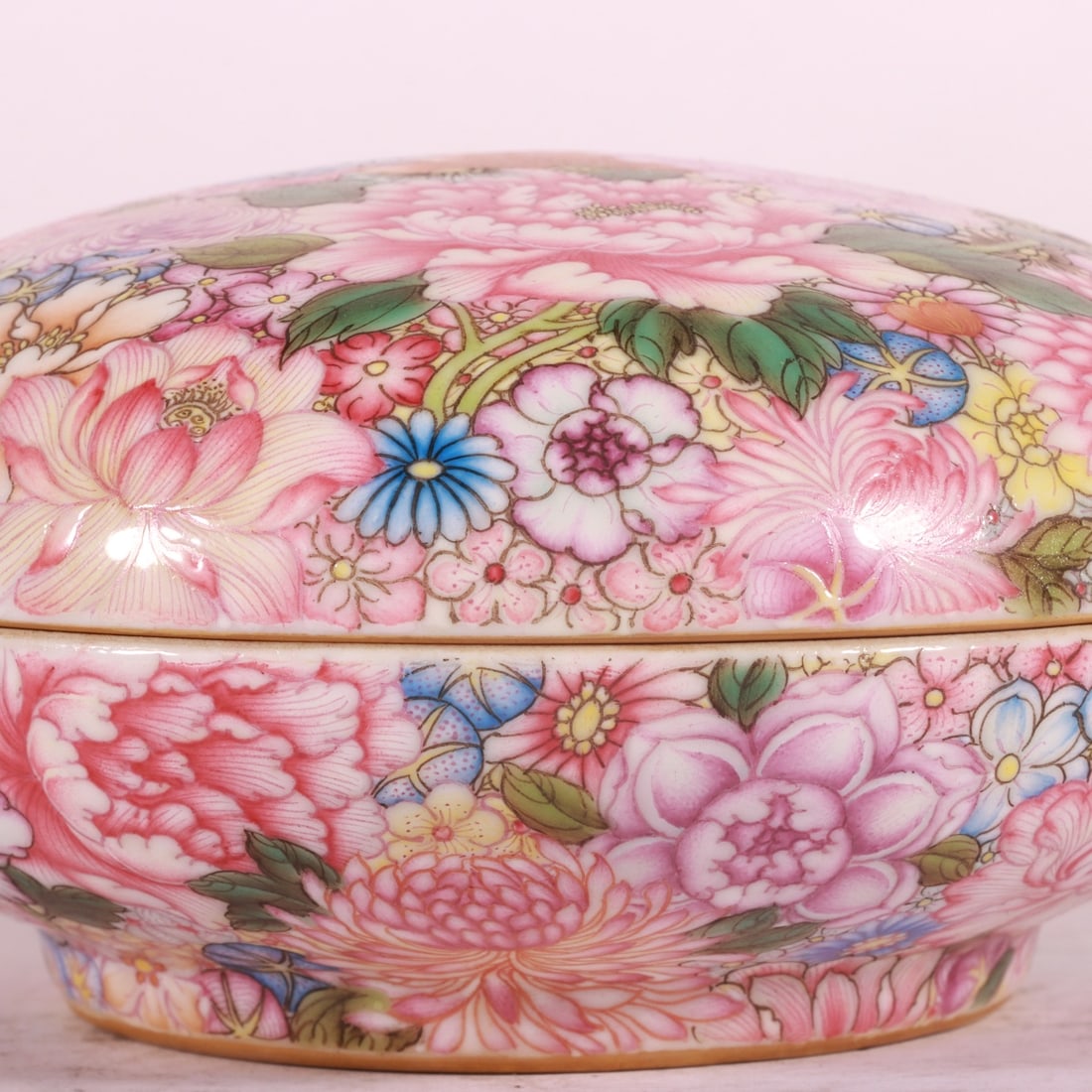 An Exquisite Famille-Rose Flower Pattern Box - 2