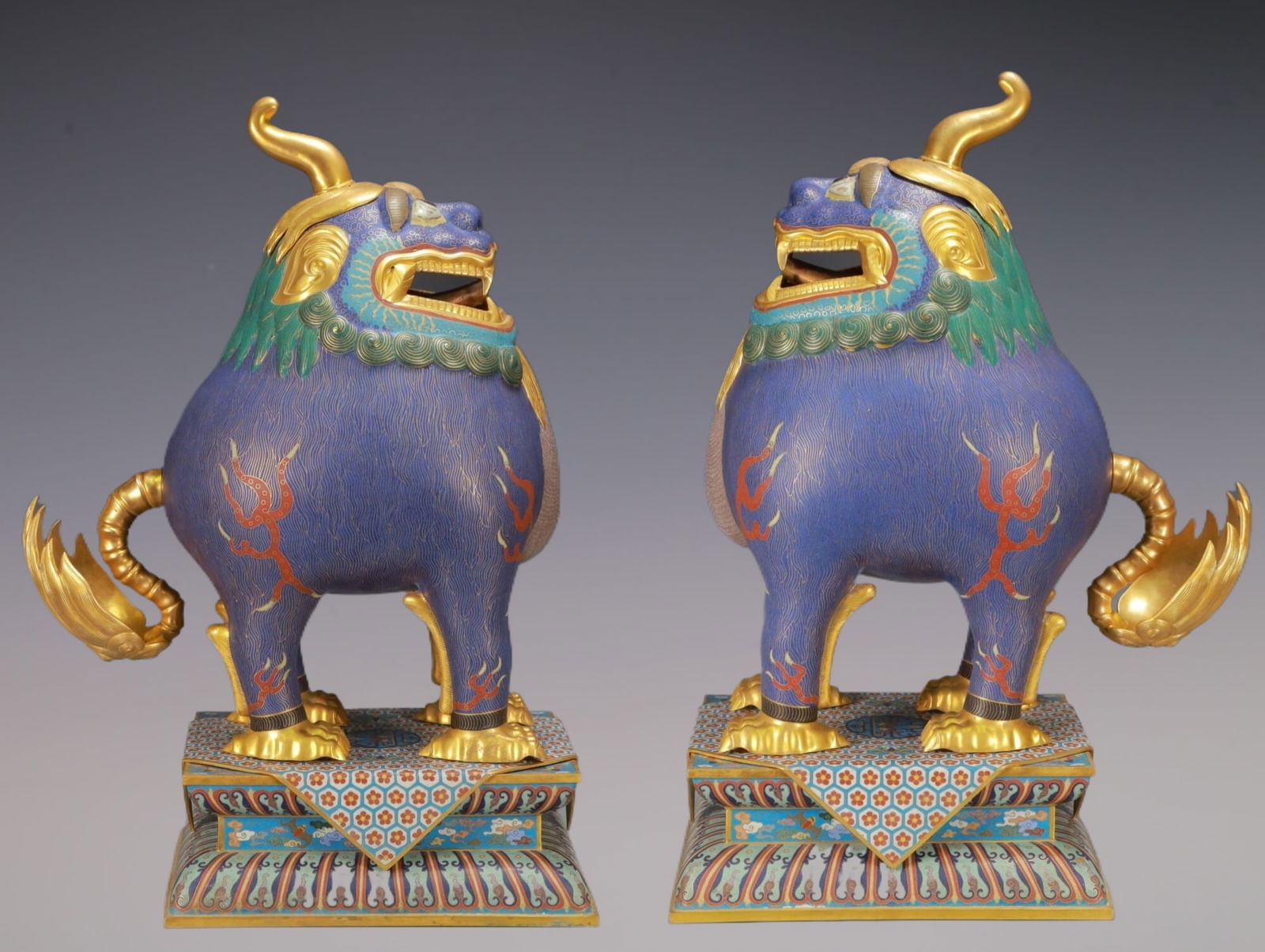 A Pair of Huge Cloisonne Unicorn Ornaments: A Pair of Huge Cloisonne Unicorn Ornaments Qing Dynasty China Qianlong Six-character Mark Size:33.5cmx27.5cmx68.2cm Total Weight:27700g (The Dimensions Of All Batches Are Manually Measured.If
