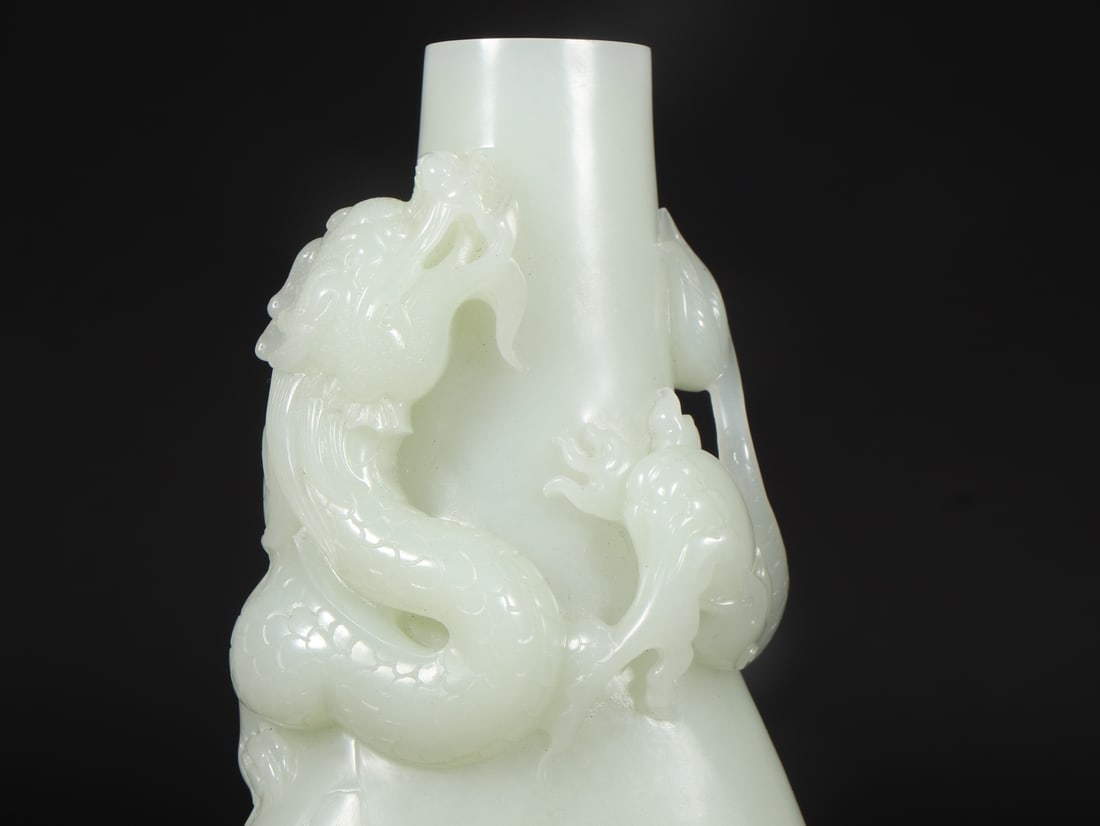 An Exquisite White Jade Dragon Pattern Vase - 2
