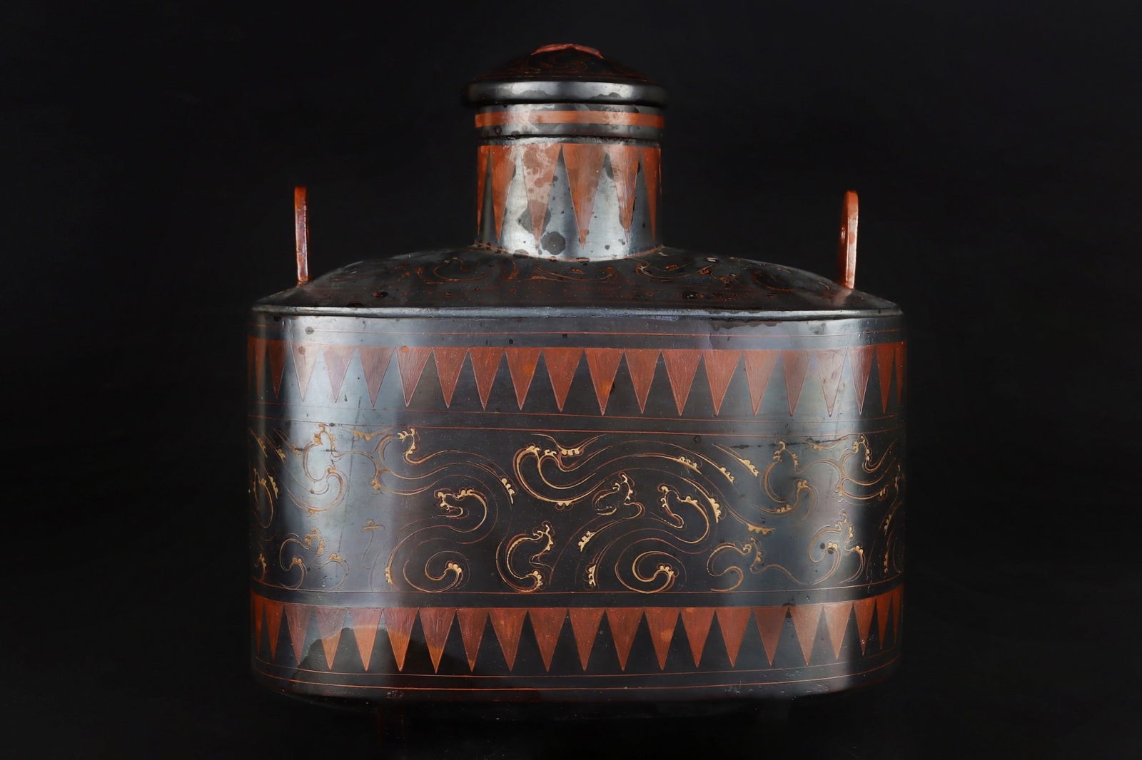 An Exquisite Silver Dragon Pattern Double-Ears Vase: An Exquisite Silver Dragon Pattern Double-Ears Vase Han Dynasty, China Size:27cmx25cm Weight:440g (The Dimensions Of All Batches Are Manually Measured.If You Need More Detailed Information, Please