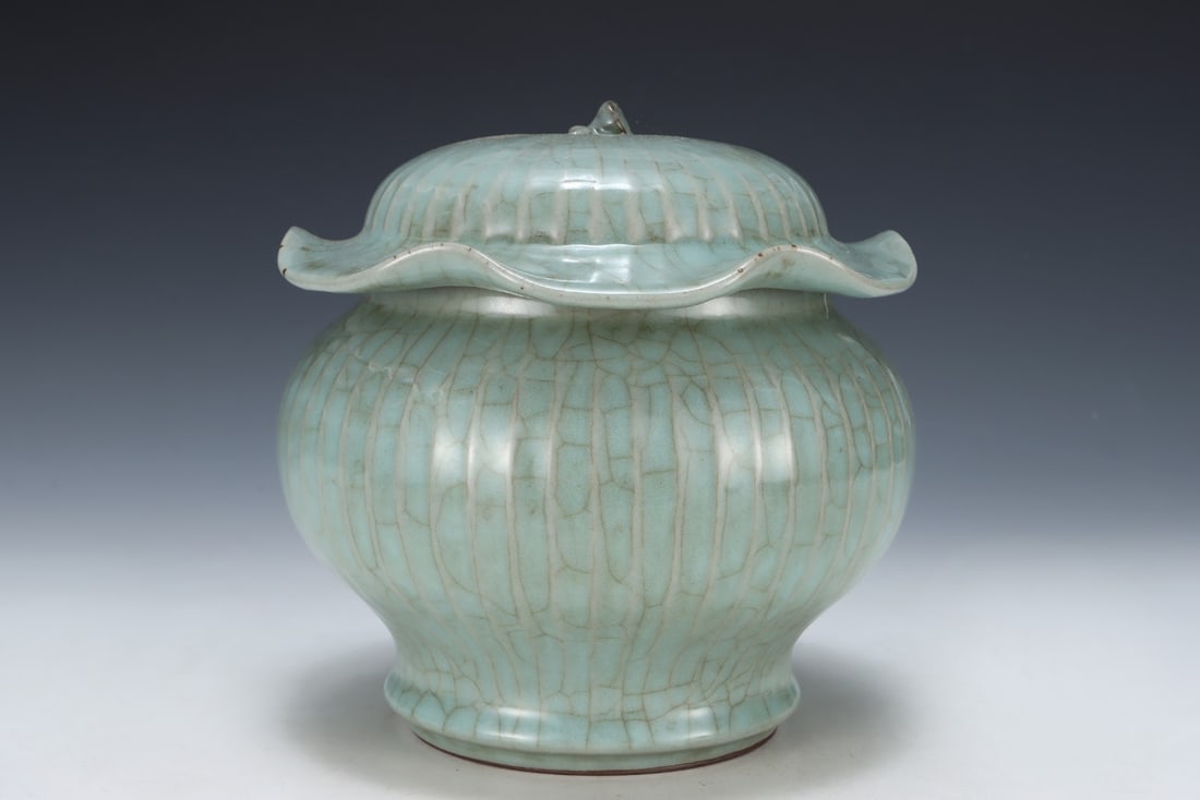 An Exquisite Guan yao Jar - 3