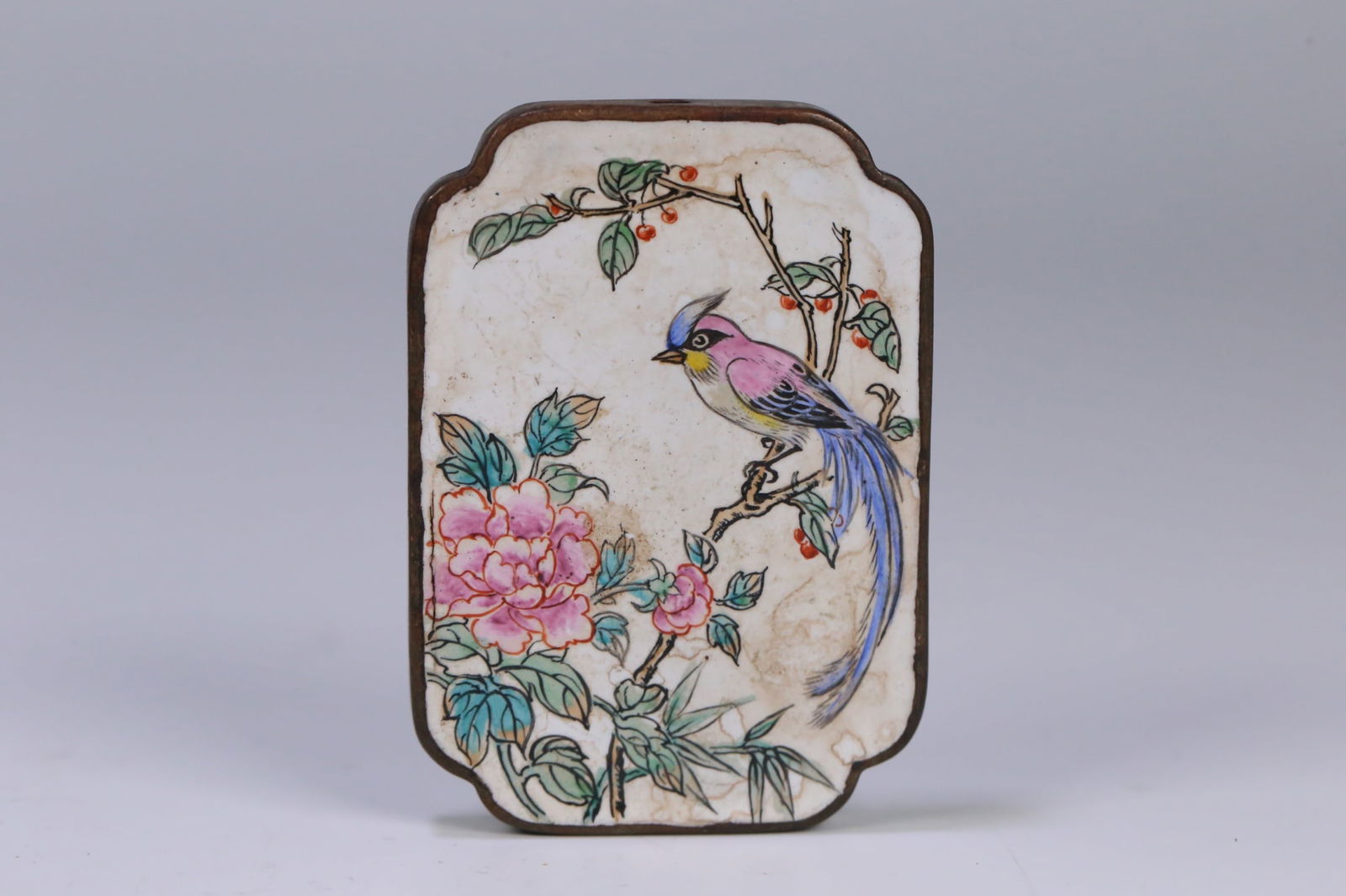 An Exquisite Cloisonne Flower and Bird Pattern Brand: An Exquisite Cloisonne Flower and Bird Pattern Brand Qing Dynasty, China Size:6.1cmx4.3cmx0.7cm Weight:79.1g (The Dimensions Of All Batches Are Manually Measured.If You Need More Detailed